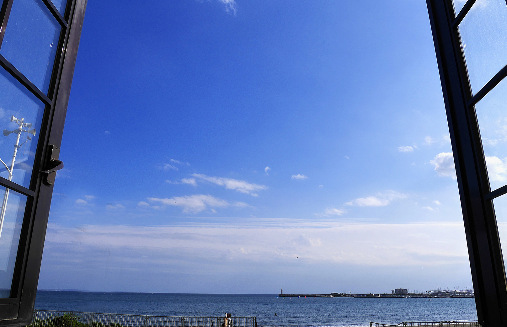 Sails江ノ島本店の窓から見える海と空のイメージ