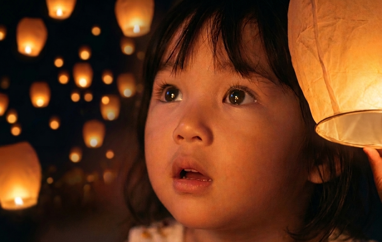 夜空を見上げる子供のイメージ