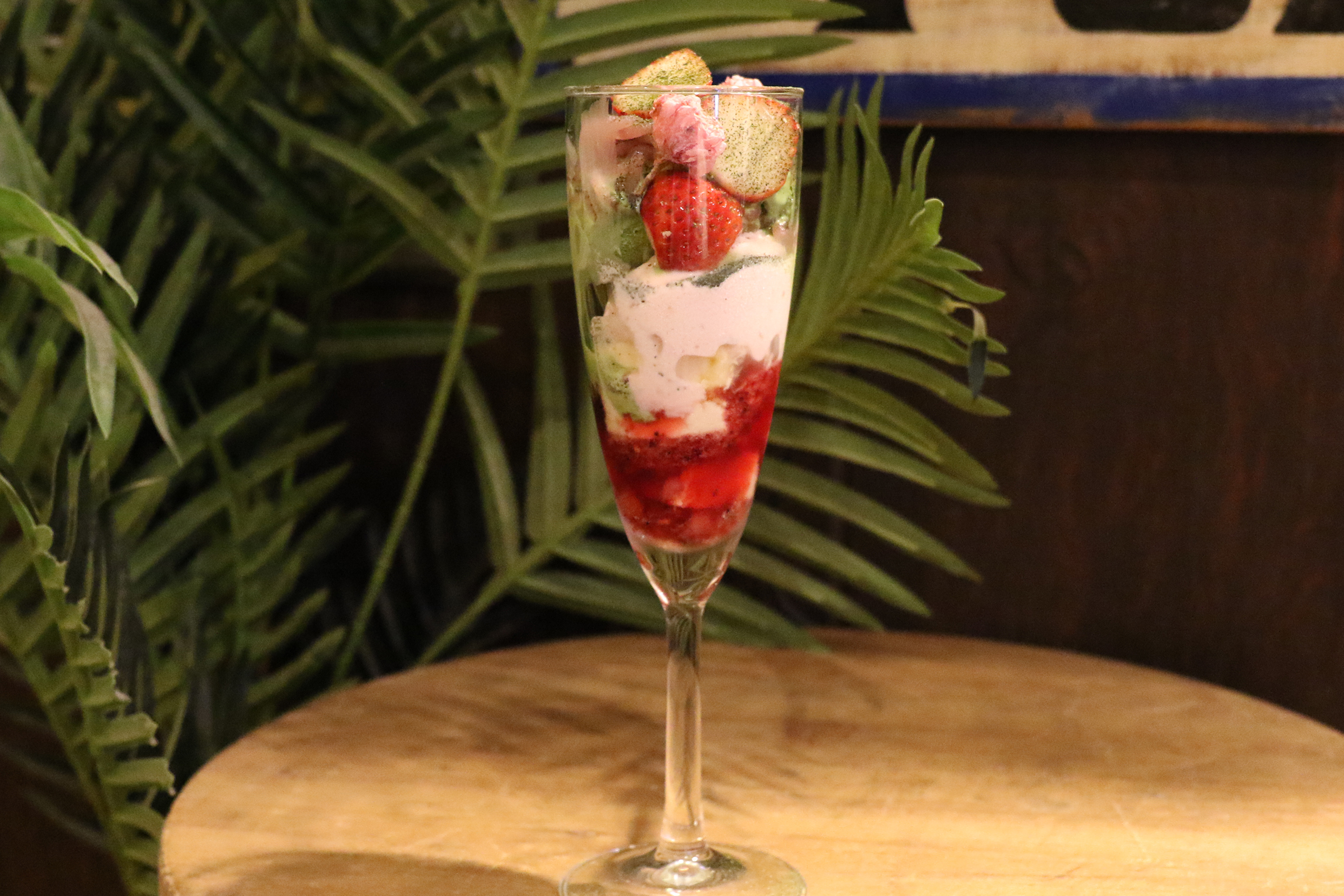 春爛漫スイーツ「桜餡と抹茶香る春ベリーパフェ」